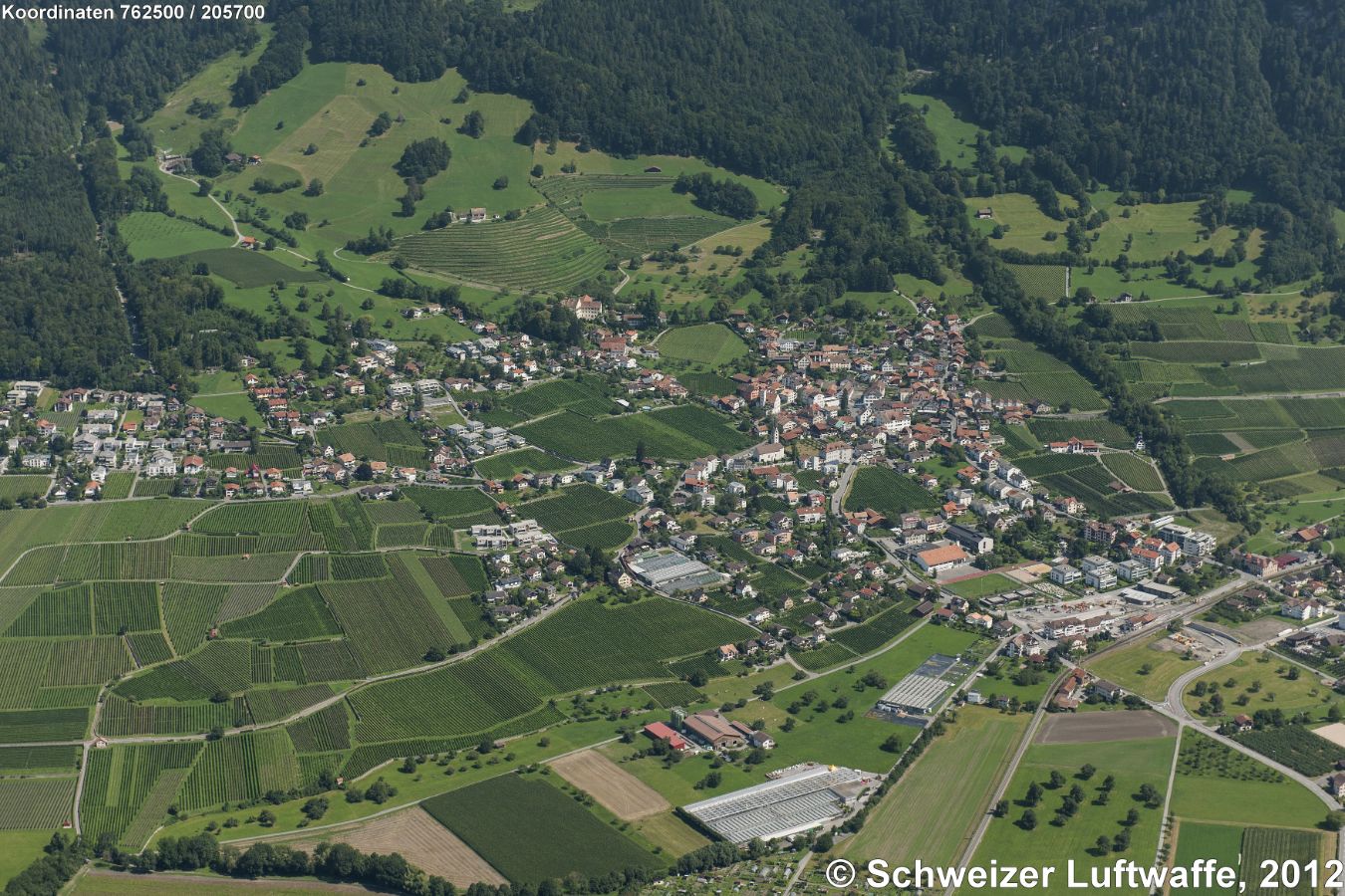 'Bündner Herrschaft': Malans. Oben in der Bildmitte: Schloss Bothmar (16. Jhd), ein Schweizer Kulturerbe nationaler Bedeutung.